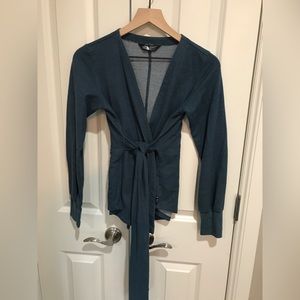 North Face cardigan blue sz M